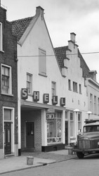 <p>In 1961 werd tevens de onderpui van nr. 39 vernieuwd. Foto uit 1963 (beeldbank RCE). </p>
